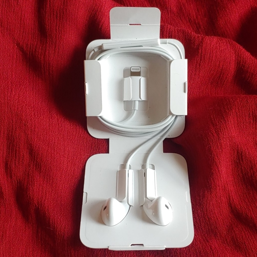 Apple Lightning Earbuds - Picture 2 of 3